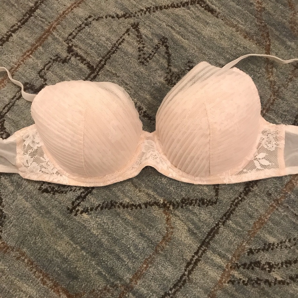 RARE & never worn Victoria’s Secret white lace bra